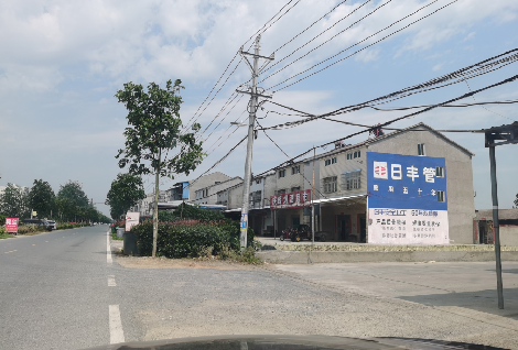 康定如何能保证墙体广告的醒目性？