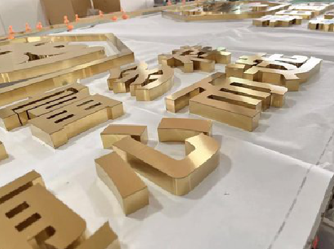 康定拉丝不锈钢字的特点。