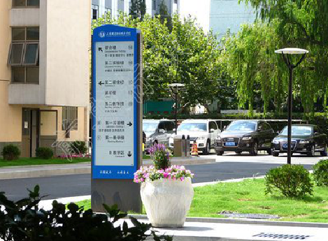 康定哪些因素影响宣传栏的制作？